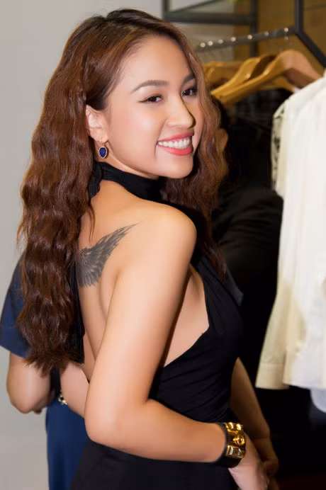 Chuyen showbiz: Tuan Hung be bong vo trong chuyen luu dien o Han Quoc - Anh 5