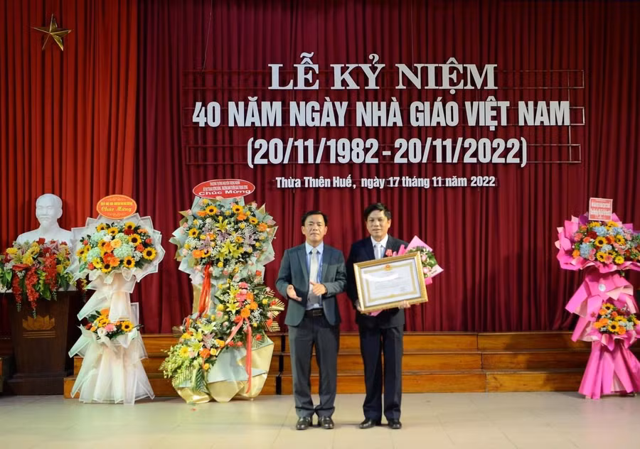 Chủ tịch UBND tỉnh Thừa Thiên Huế Nguyễn Văn Phương trao Huân chương Lao động hạng Ba của Chủ tịch nước cho PGS.TS.NGƯT Nguyễn Văn Thuận - nguyên Phó Hiệu trưởng Trường ĐH sư phạm (ĐH Huế).
