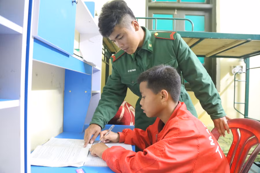 Được Đồn Biên phòng nhận nuôi nhiều năm qua, 2 em Lương và Lách nhận được sự quan tâm, chăm sóc tận tình của cán bộ chiến sĩ.
