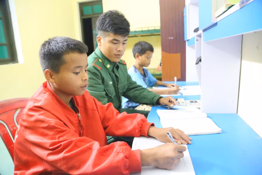 Binh nhất Lê Văn Thanh hướng dẫn các cháu học tập mỗi ngày.