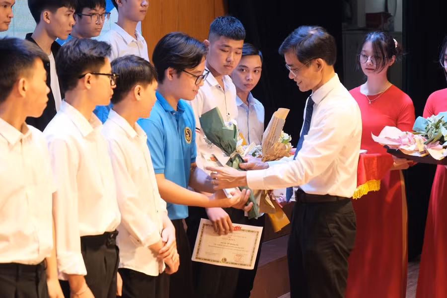Niềm vui nhận giải thưởng NCKH của các bạn sinh viên.