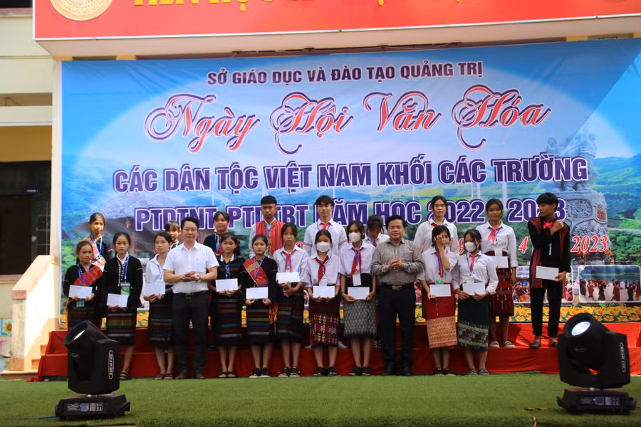 Lãnh đạo Ban Dân tộc và UBND huyện Hướng Hóa (Quảng Trị) động viên các học sinh khó khăn.