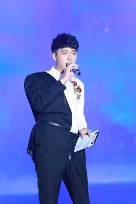 Cach mix ao theu hoa hong dep sanh dieu nhu sao Viet - Anh 8