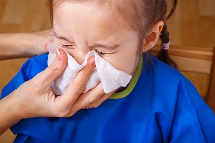 Mẹ bắt xì mũi, con bị viêm phồng đỏ tai giữa