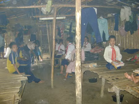 Quảng Nam: trời mưa là HS không có chỗ ở!