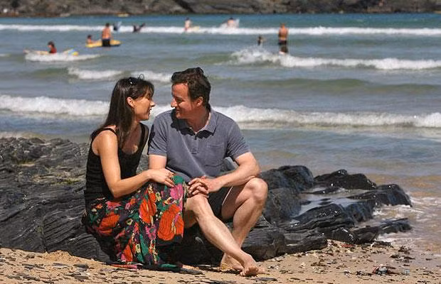 Chùm ảnh các chính trị gia thế giới trong các kỳ nghỉ ảnh 3 David Cameron – armed with swimming shorts from a Boden catalogue – chose Cornwall, where he and his wife Samantha provided a perfect photo opportunity for the assembled gaggle of reporters at Harlyn Bay, on the wild north coast.