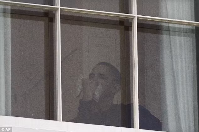Tổng thống Obama phải khâu 12 mũi vì… nhận "cùi trỏ"