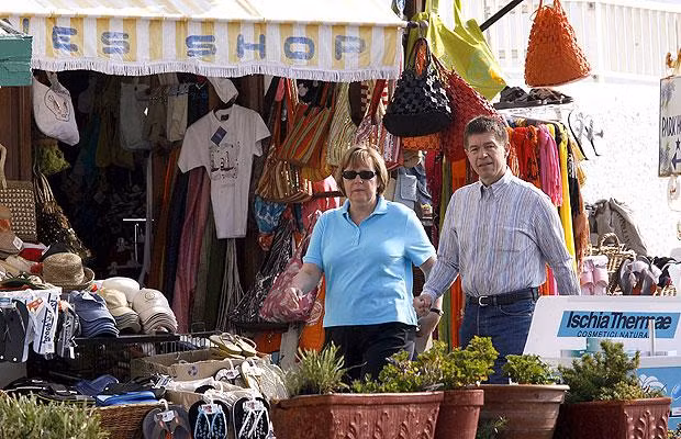 Chùm ảnh các chính trị gia thế giới trong các kỳ nghỉ ảnh 11 Angela Merkel appears rather less thrilled outside a souvenir shop on the Italian island of Ischia.
