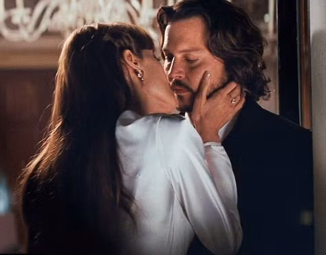 Johnny Depp gặp rắc rối vì cảnh "ướt át" cùng Angelina Jolie