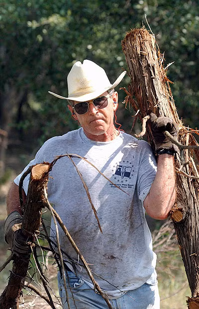 Cựu Tổng thống Mỹ George Bush lại thích dành thời gian trong kỳ nghỉ để mang củi về trang trại của mình ở Crawford. George Bush preferred to spend his holidays shifting timber on his ranch in Crawford.