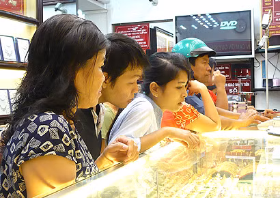 "Bão" vàng, NHNN lần thứ 3 cho DN nhập khẩu vàng