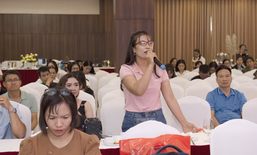 Một cô giáo tiểu học đến từ TP Buôn Ma Thuột tham gia thảo luận về giải pháp giúp học sinh cân bằng khi tham gia các cuộc thi, kỳ thi. (Ảnh: TT)
