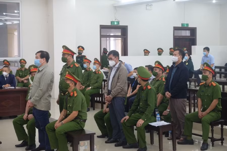 Ông Nguyễn Duy Linh cùng Vũ “nhôm” tại tòa sơ thẩm.