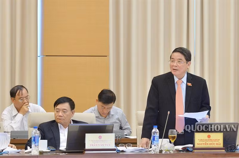 Chủ nhiệm Ủy ban Tài chính - Ngân sách Nguyễn Đức Hải trình bày báo cáo tại phiên họp