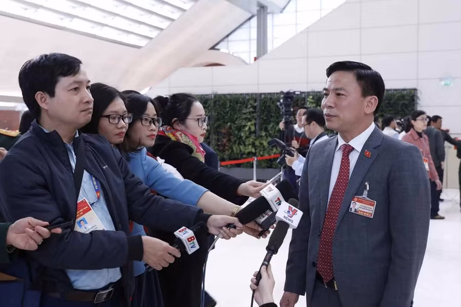Hàng trăm phóng viên tác nghiệp tại phiên khai mạc Đại hội XIII của Đảng ảnh 13 Đồng chí Đỗ Trọng Hưng (Đoàn đại biểu Đảng bộ tỉnh Thanh Hoá) trả lời phỏng vấn của phóng viên các cơ quan thông tấn, báo chí.