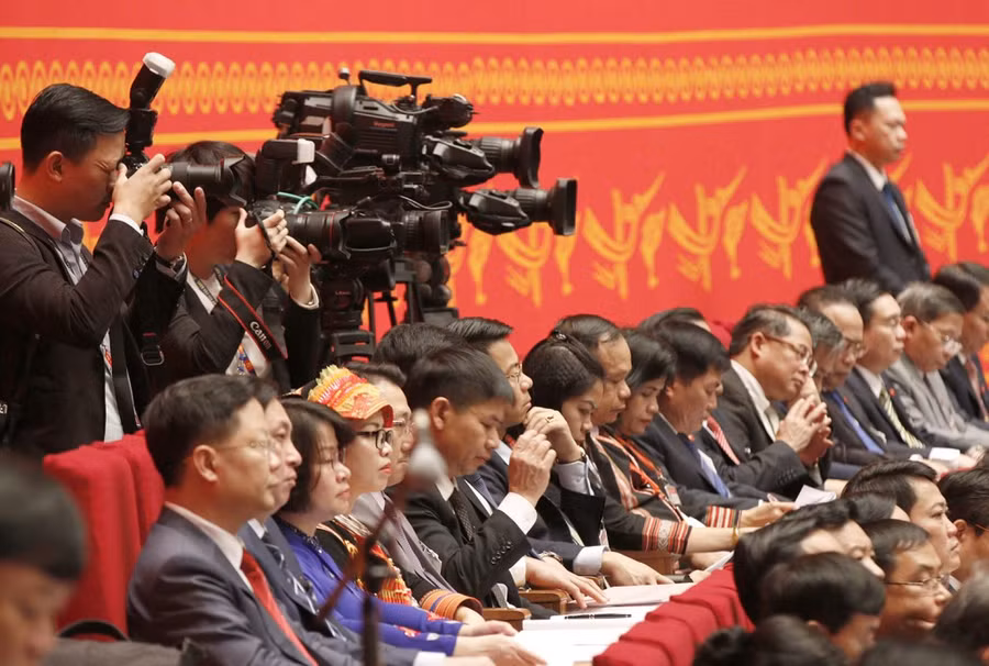 Hàng trăm phóng viên tác nghiệp tại phiên khai mạc Đại hội XIII của Đảng ảnh 6 Hàng trăm phóng viên tác nghiệp tại phiên khai mạc Đại hội XIII của Đảng ảnh 6