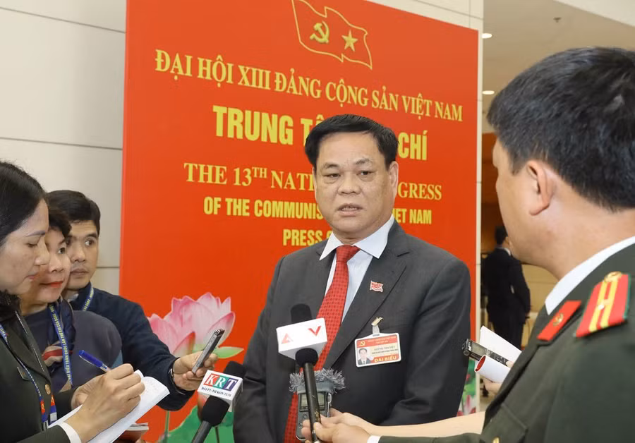 Hàng trăm phóng viên tác nghiệp tại phiên khai mạc Đại hội XIII của Đảng ảnh 11 Đồng chí Huỳnh Tấn Việt (Đoàn đại biểu Đảng bộ Khối các cơ quan Trung ương) trả lời phỏng vấn của phóng viên các cơ quan thông tấn, báo chí.