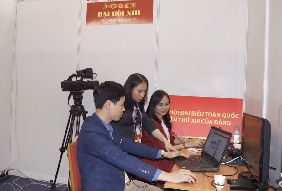 Hàng trăm phóng viên tác nghiệp tại phiên khai mạc Đại hội XIII của Đảng ảnh 16 Phóng viên Báo điện tử Đảng Cộng sản Việt Nam tác nghiệp tại Đại hội