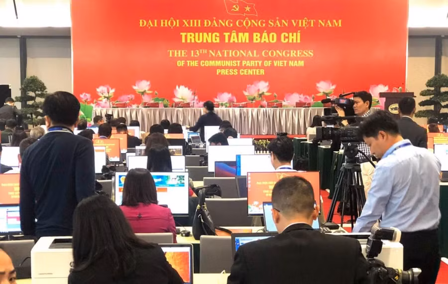 Hàng trăm phóng viên tác nghiệp tại phiên khai mạc Đại hội XIII của Đảng ảnh 4 Tại phiên khai mạc, hàng trăm phóng viên miệt mài tác nghiệp, mang đến cho công chúng thông tin, hình ảnh toàn cảnh về Đại hội XIII của Đảng.