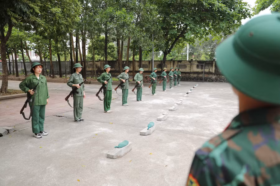 Những nữ sinh lần đầu tiên được thực hành kỹ thuật bắn súng trong môn Giáo dục Quốc phòng và An ninh.