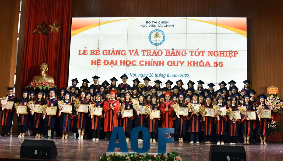 Nhân dịp này, nhiều sinh viên được vinh danh, khen thưởng. Nhân dịp này, nhiều sinh viên được vinh danh, khen thưởng.