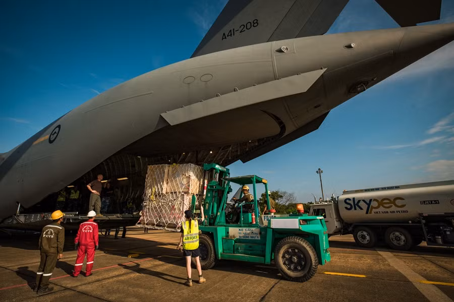 C-17A Globemaster III, một trong những loại máy bay vận tải quân sự lớn nhất của Australia và thế giới. C-17A Globemaster III, một trong những loại máy bay vận tải quân sự lớn nhất của Australia và thế giới.