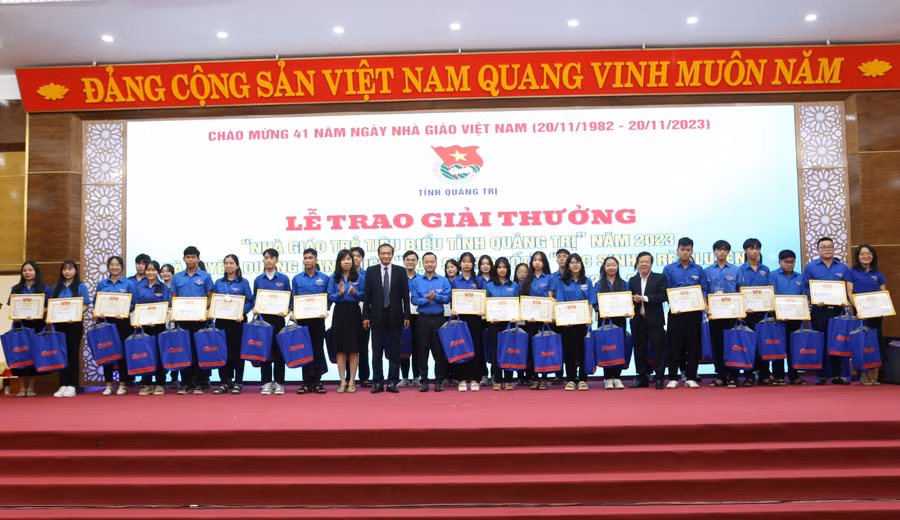 45 học sinh, sinh viên nhận danh hiệu “Học sinh 3 tốt”, “Học sinh 3 rèn luyện”, “Sinh viên 5 tốt”. 45 học sinh, sinh viên nhận danh hiệu “Học sinh 3 tốt”, “Học sinh 3 rèn luyện”, “Sinh viên 5 tốt”.
