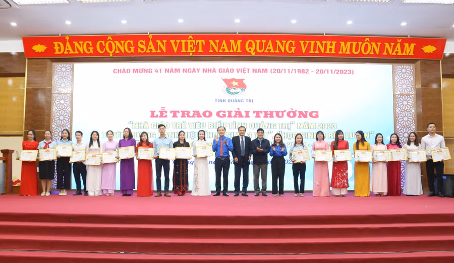 20 nhà giáo trẻ được tuyên dương nhân Kỷ niệm 41 năm ngày Nhà giáo Việt Nam. 20 nhà giáo trẻ được tuyên dương nhân Kỷ niệm 41 năm ngày Nhà giáo Việt Nam.