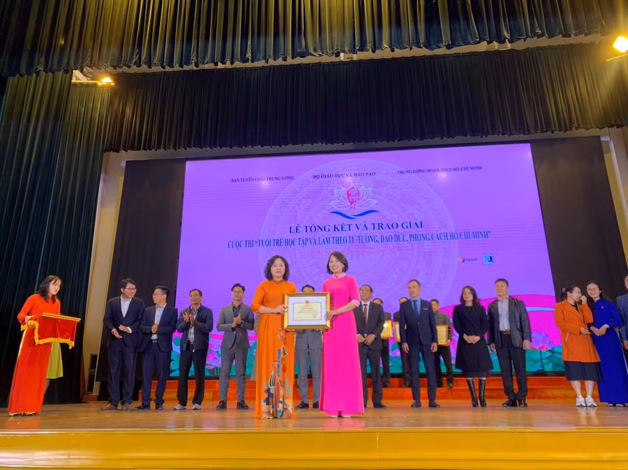 Thứ trưởng Ngô Thị Minh trao bằng khen cho ngành Giáo dục Hà Tĩnh vì đã có thành tích trong tổ chức Cuộc thi.