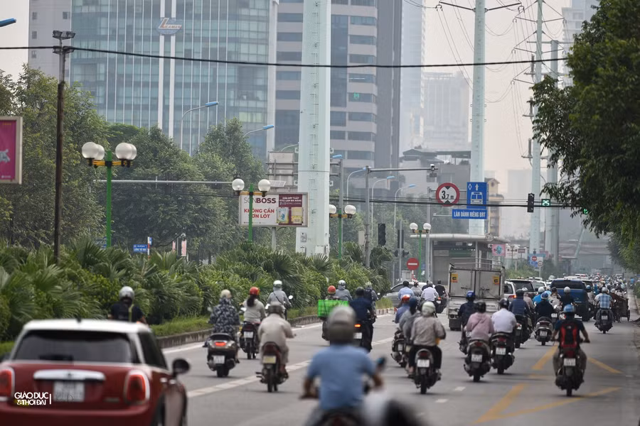 Tại tuyến đường Tố Hữu, mật độ giao thông trong sáng ngày hôm nay khá đông.