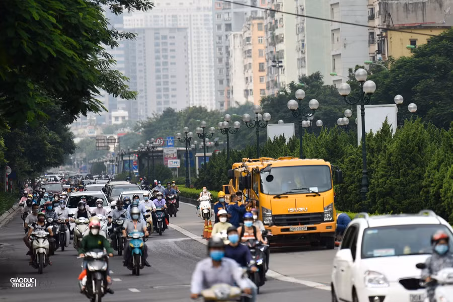 Tại tuyến đường Lê Văn Lương, lượng phương tiện trong sáng ngày hôm nay khá đông, tập trung chính lại các điểm dừng đèn đỏ.