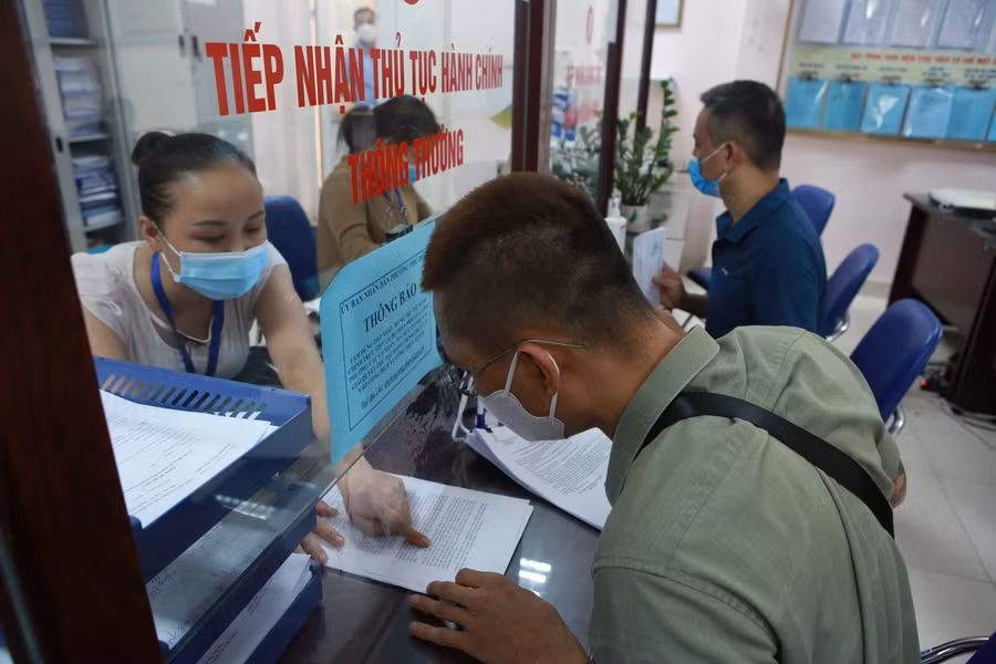 Người dân Hà Nội xếp hàng trước UBND phường xin xác nhận giấy đi đường ảnh 2