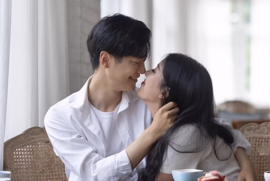 Việc hôn người lạ tiềm ẩn nhiều rủi ro như lây lan vi trùng, vi khuẩn, , nguy cơ bị tấn công hoặc thậm chí là lừa đảo. Ảnh: Shutterstock.