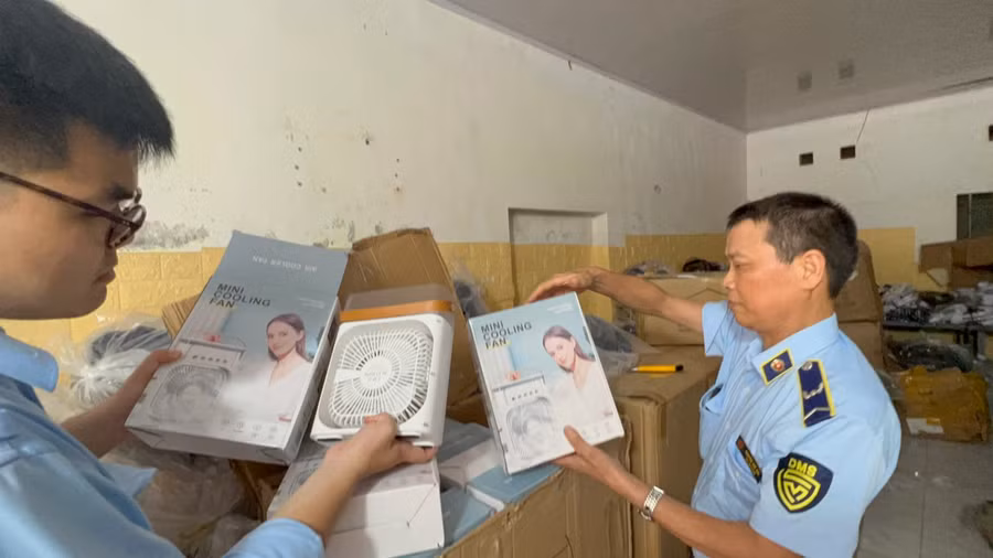 Lực lượng chức năng kiểm tra, phát hiện hàng trăm quạt tích điện phun sương không rõ nguồn gốc xuất xứ... Lực lượng chức năng kiểm tra, phát hiện hàng trăm quạt tích điện phun sương không rõ nguồn gốc xuất xứ...