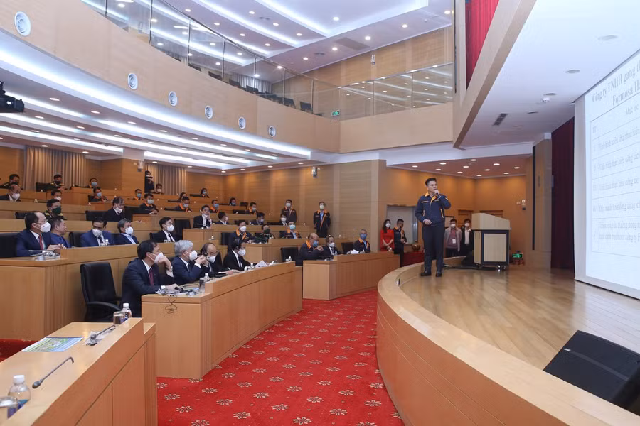 Phía FHS báo cáo khái quát tình hình sản xuất kinh doanh và các hoạt động của đơn vị đến các đại biểu