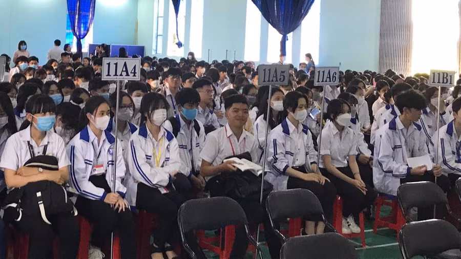 Học sinh lớp 11 Trường THPT Pleiku tham gia hoạt động ngoại khoá "Giáo dục hướng nghiệp".