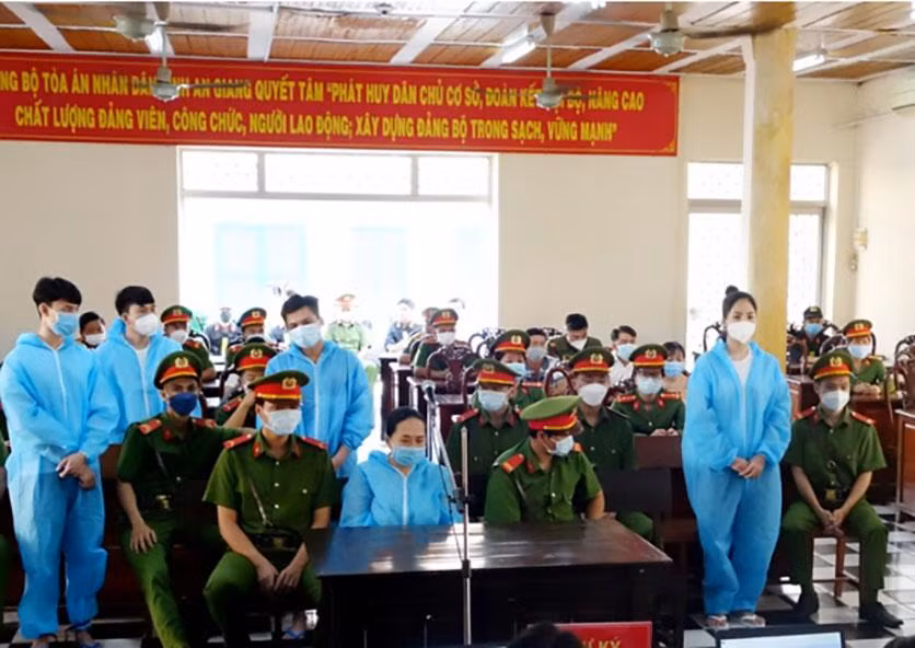 Các bị cáo tại phiên tòa xét xử.