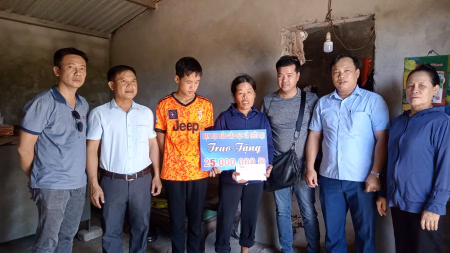 Đại diện văn phòng báo GD&TĐ khu vực MTTN trao quà bạn đọc đến với người mẹ khốn khổ nuôi 3 con ăn học.
