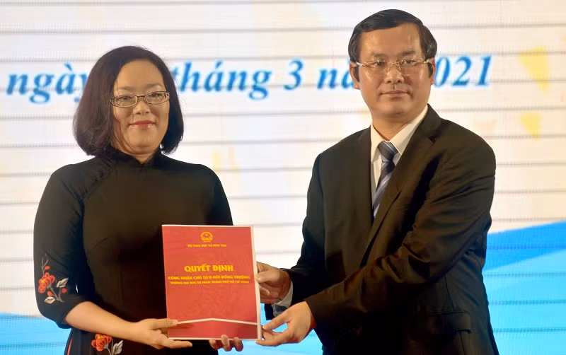 Thứ trưởng Bộ GD&amp;ĐT Nguyễn Văn Phúc (phải) trao quyết định công nhận Chủ tịch Hội đồng trường Trường ĐH Sư phạm TPHCM cho TS Nguyễn Thị Minh Hồng (tháng 3/2021). Ảnh: C.Chương
