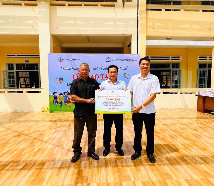 Lãnh đạo Trường THPT Nguyễn Chí Thanh thay mặt các em học sinh đón nhận những phần quà tặng từ Ban tổ chức - Ảnh: TT.