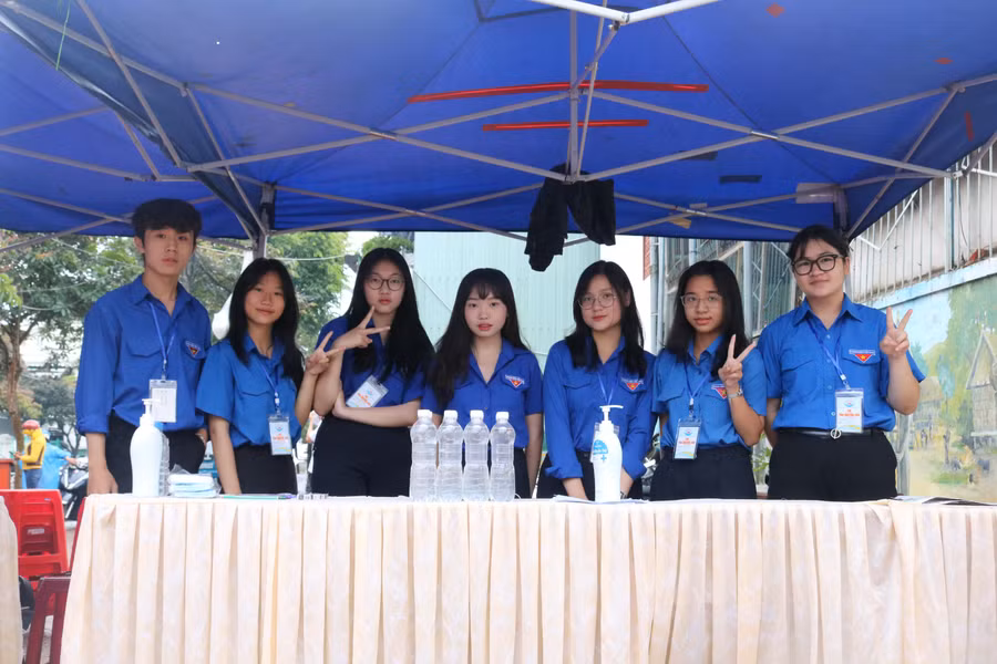 Tình nguyện viên luôn túc trực, hỗ trợ tại điểm thi. Tình nguyện viên luôn túc trực, hỗ trợ tại điểm thi.