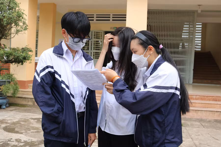 Thí sinh Gia Lai nán lại để trao đổi đáp án đề thi Ngoại ngữ.