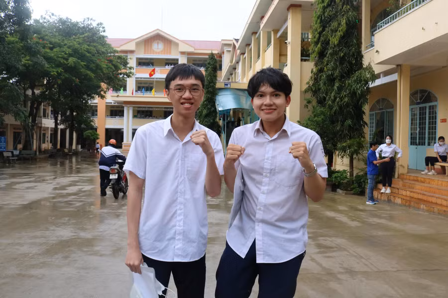 Thí sinh Gia Lai thể hiện quyết tâm trước khi bước vào bài thi tổ hợp môn. Thí sinh Gia Lai thể hiện quyết tâm trước khi bước vào bài thi tổ hợp môn.