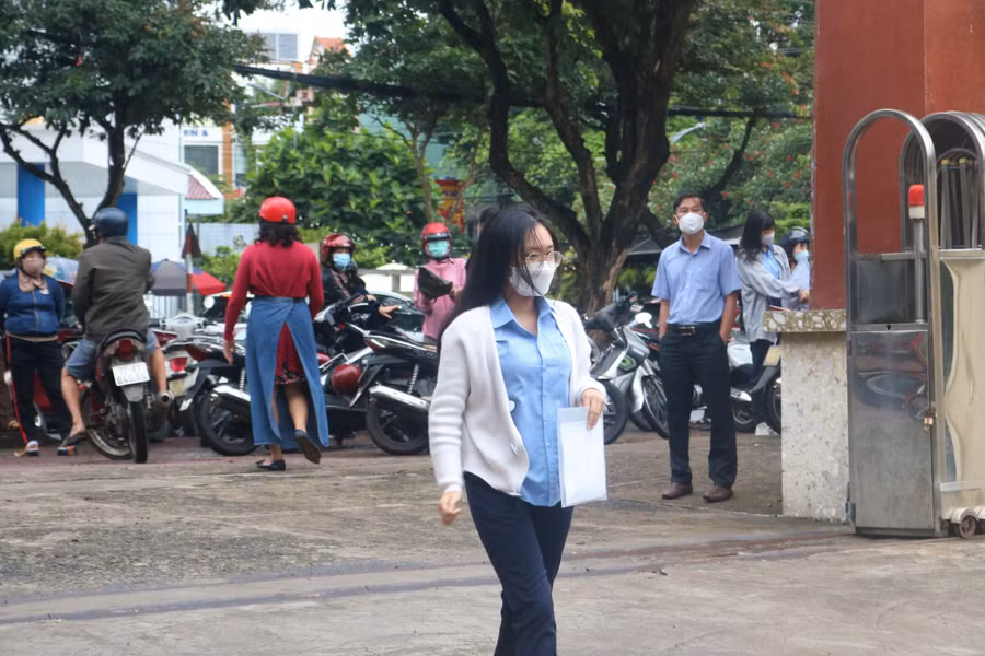 Thí sinh Gia Lai có mặt tại điểm thi từ khá sớm.