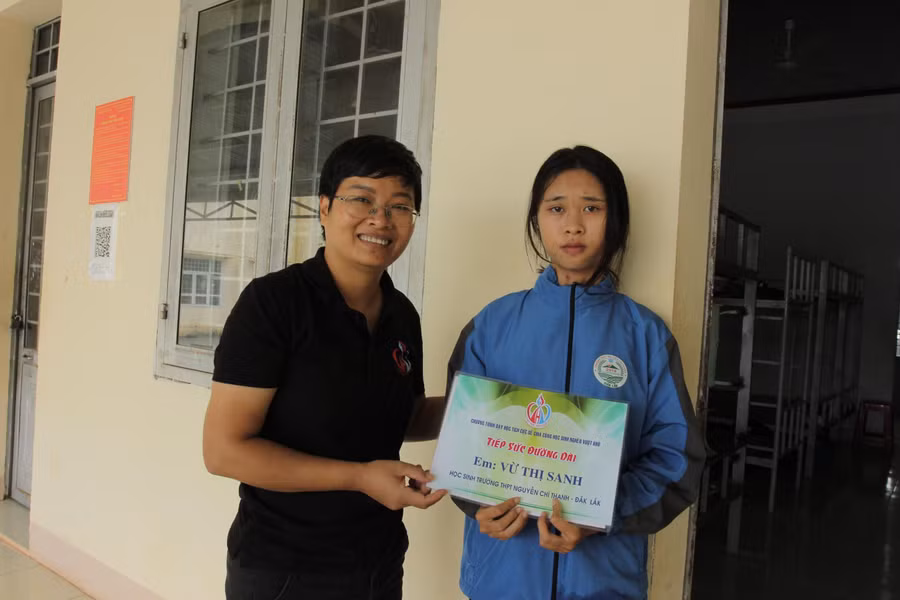 TS. Trần Khánh Ngọc và em Vừ Thị Sanh. TS. Trần Khánh Ngọc và em Vừ Thị Sanh.
