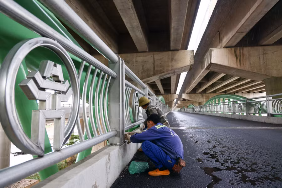 Dọc hai bên lan can của cầu được lắp đặt hoa văn Khuê Văn Các - một biểu tượng của Thủ đô.