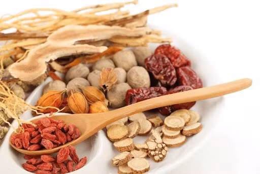 Dùng thuốc bổ Đông y để tăng cường thể lực là giải pháp được tin chọn