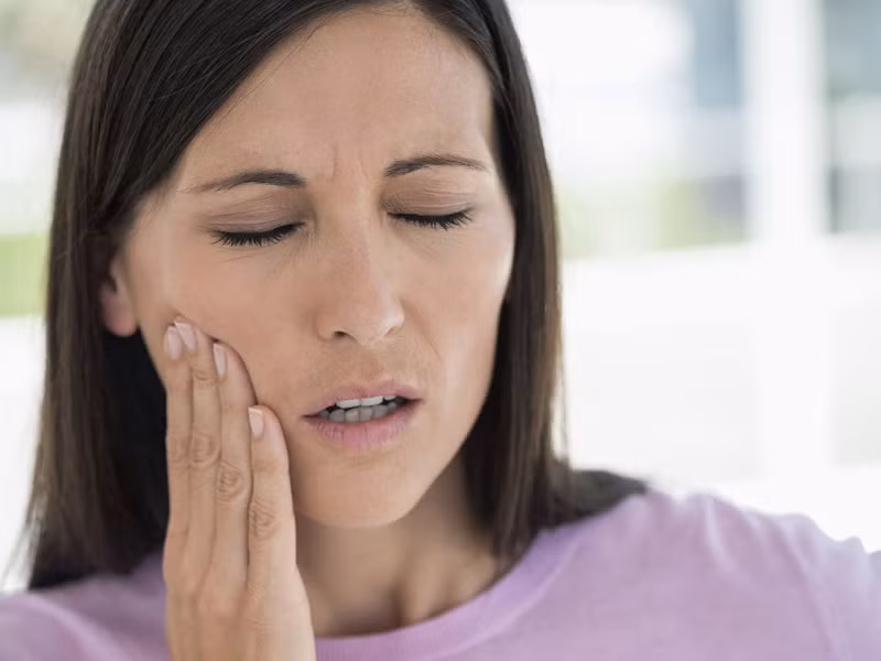 Đau nhói răng là một triệu chứng biểu hiện nhiễm trùng răng lợi
