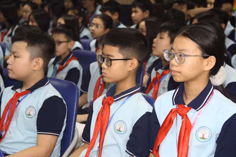 Học sinh Trường THCS Thanh Xuân Trung (Thanh Xuân, Hà Nội) chăm chú theo dõi các nội dung, thể lệ của Kỳ thi. Học sinh Trường THCS Thanh Xuân Trung (Thanh Xuân, Hà Nội) chăm chú theo dõi các nội dung, thể lệ của Kỳ thi.