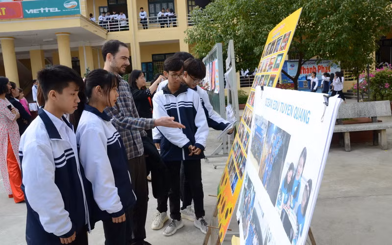 Học sinh thăm quan các mô hình xây dựng và phát triển môi trường học tiếng Anh